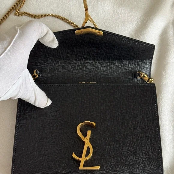 𝑪𝑨𝑺𝑺𝑨𝑵𝑫𝑹𝑨 𝑾𝑨𝑳𝑳𝑬𝑻 𝑶𝑵 𝑪𝑯𝑨𝑰𝑵 - Picture 3 of 14